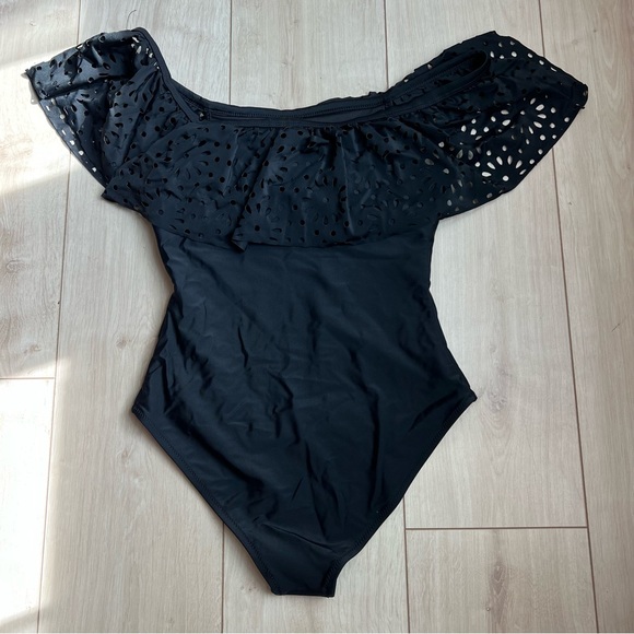 Cupshe‎ Lasercut Flounce Off the Shoulder swimsuit - Picture 7 of 12